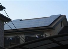 太陽光パネルが屋根から飛び出して設置された事例①