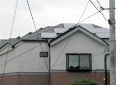 太陽光パネルが屋根から飛び出して設置された事例③