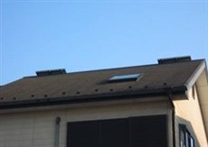 太陽光パネルが屋根から飛び出して設置された事例④